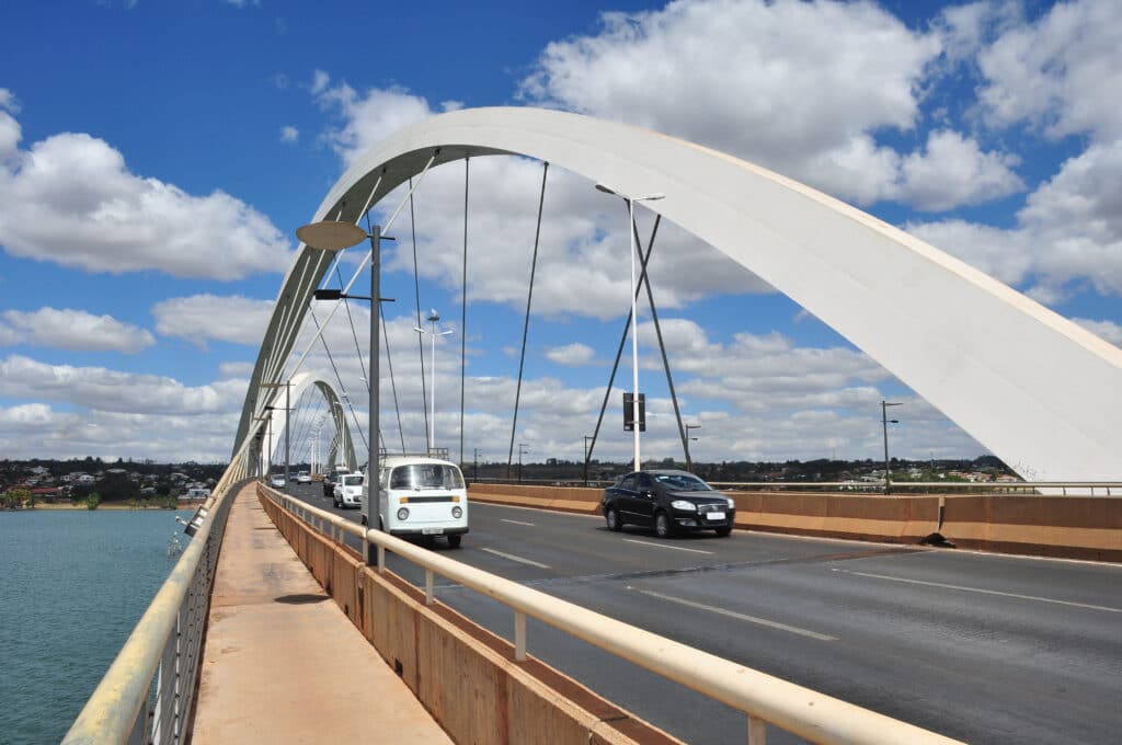 grande ponte habitada por carros